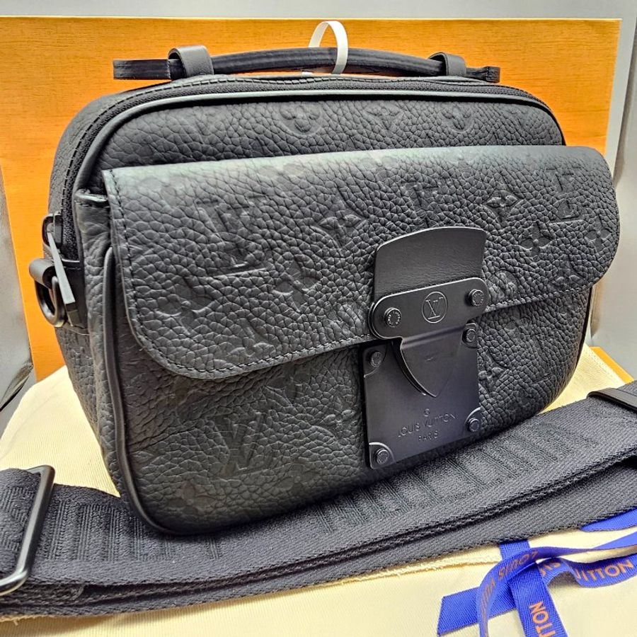 LV S Lock 郵差包 M58489 黑色 Monogram Taurillon 皮革 斜背包 男包 Louis Vuitton 法國製 相機包 messenger-0