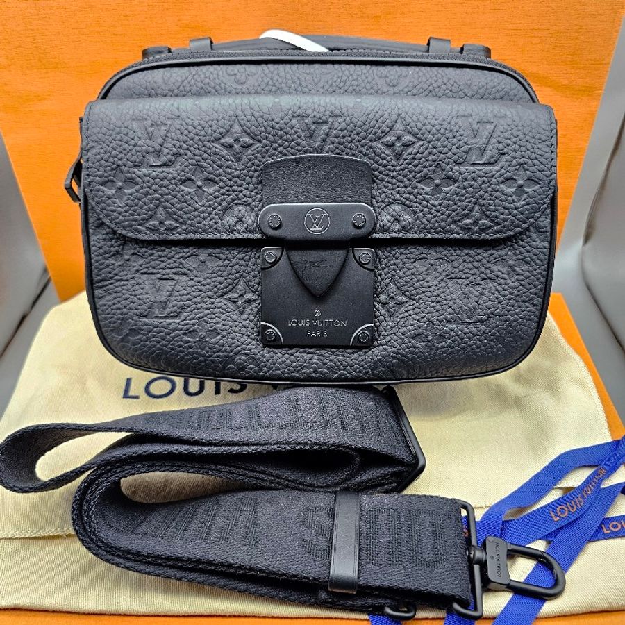 LV S Lock 郵差包 M58489 黑色 Monogram Taurillon 皮革 斜背包 男包 Louis Vuitton 法國製 相機包 messenger-1