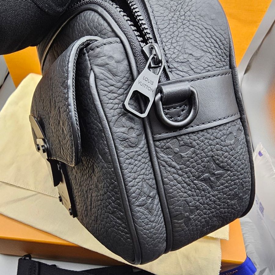 LV S Lock 郵差包 M58489 黑色 Monogram Taurillon 皮革 斜背包 男包 Louis Vuitton 法國製 相機包 messenger-4