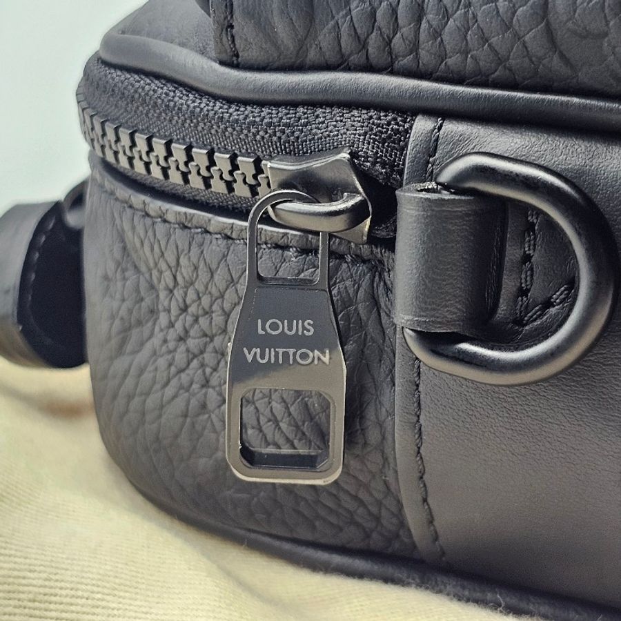 LV S Lock 郵差包 M58489 黑色 Monogram Taurillon 皮革 斜背包 男包 Louis Vuitton 法國製 相機包 messenger-10