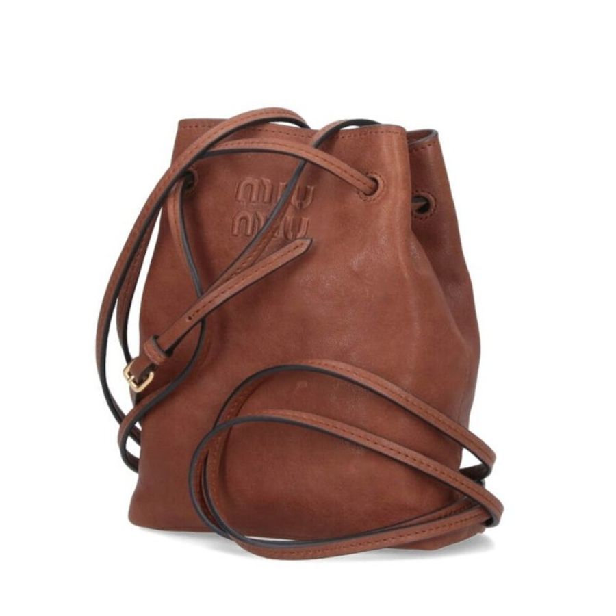【MIU MIU】Mini Bag 納帕皮革 壓紋字母 迷你 肩背包 斜背包 水桶包 橡樹棕色 5NF460-1