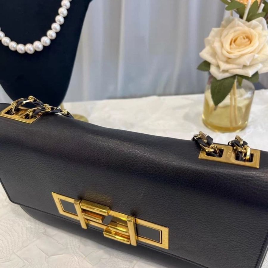 Fendi 黑金肩背包27*13*4 99新 配件塵袋-1