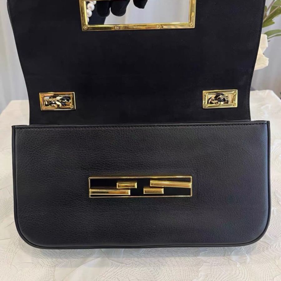 Fendi 黑金肩背包27*13*4 99新 配件塵袋-3