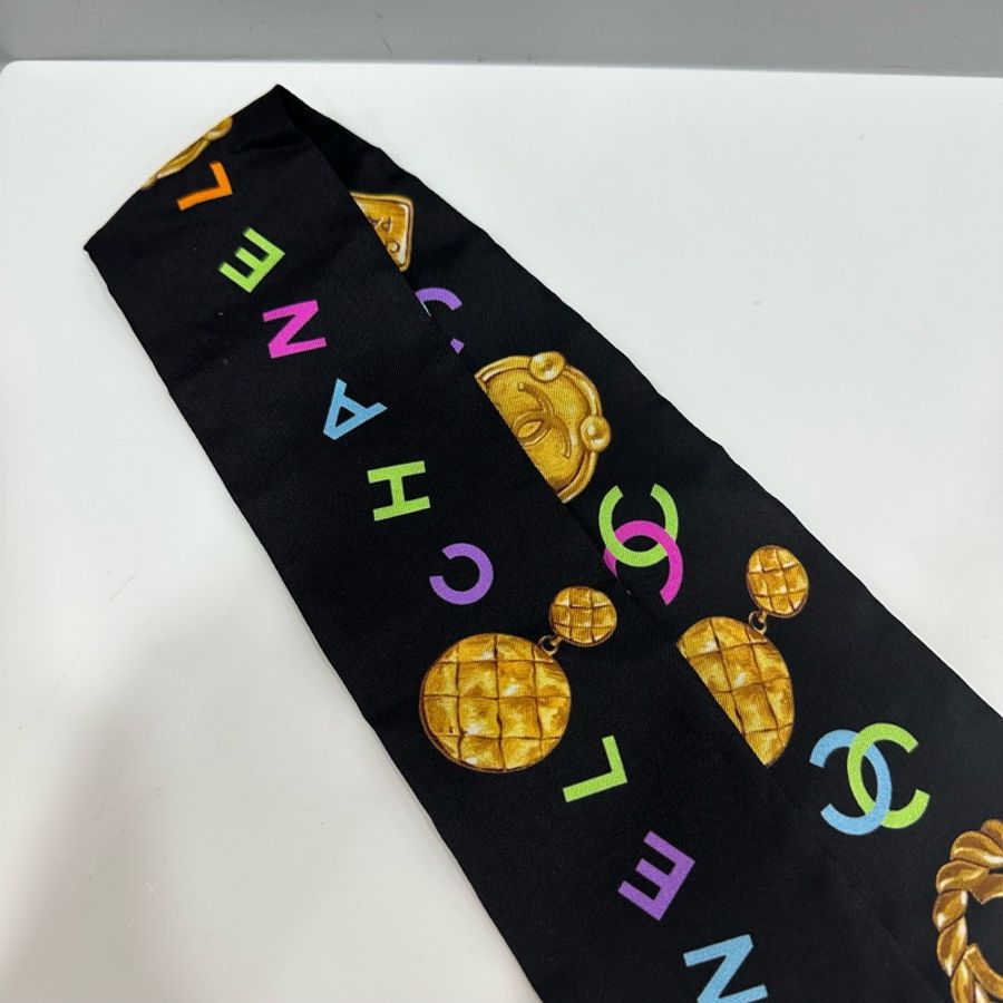 Chanel 黑底彩色logo字山茶花 絲巾 twilly-4