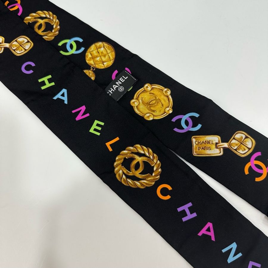 Chanel 黑底彩色logo字山茶花 絲巾 twilly-6