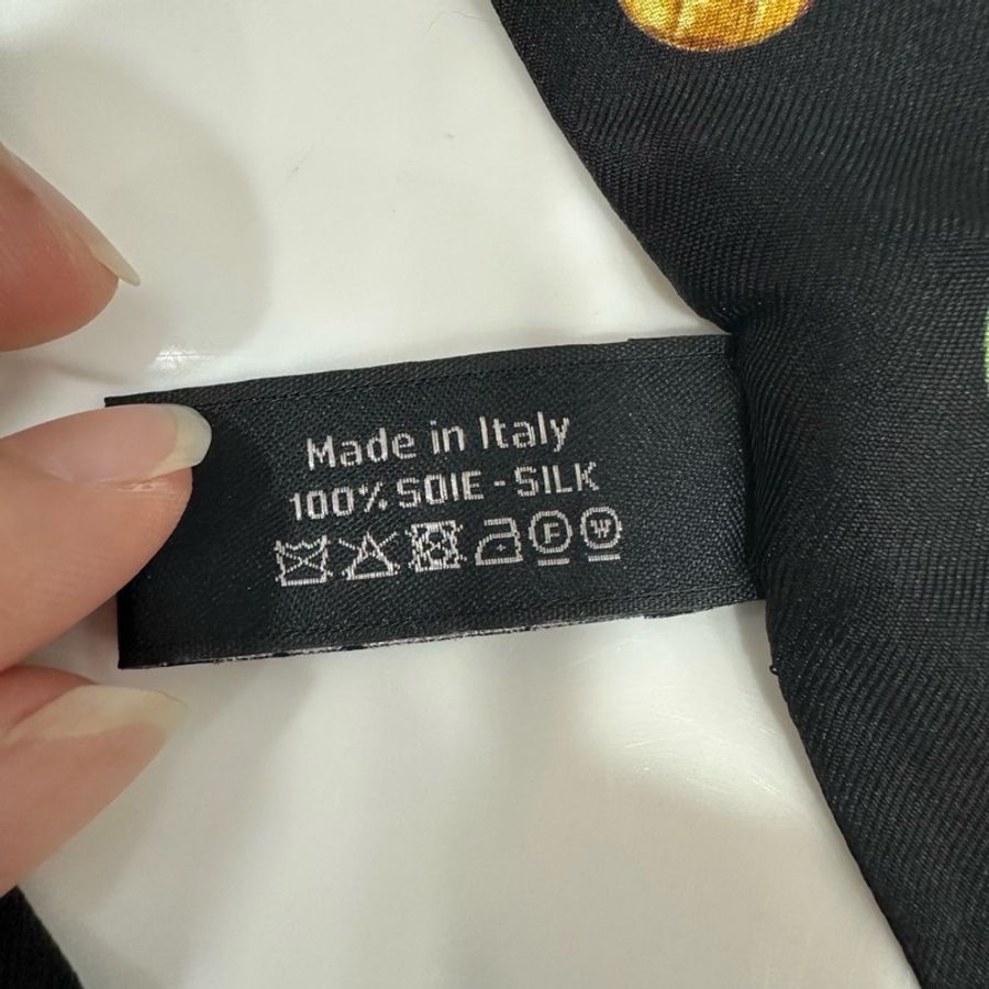 Chanel 黑底彩色logo字山茶花 絲巾 twilly-9