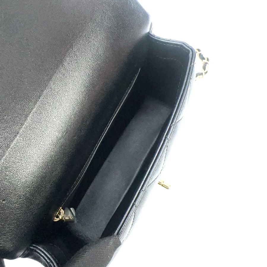 Chanel 黑羊皮淡金釦手柄拼黑珍珠斜背方胖-8