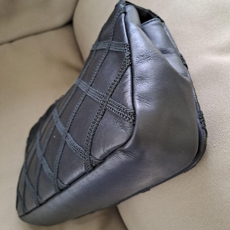❤chanel 黑銀外縫線牛皮包-8