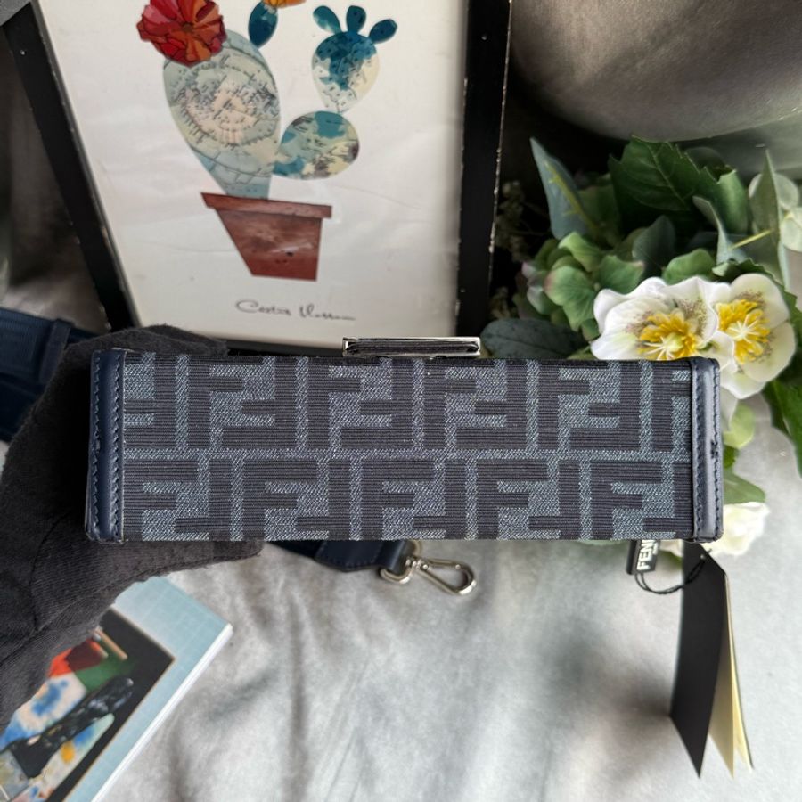 Soft Trunk FF Logo 緹花拼皮革二用包(牛仔藍)-5
