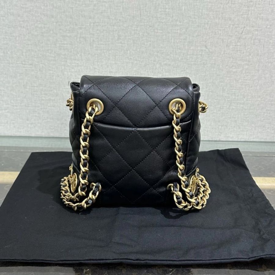 CHANEL 黑金限定金屬徽章後背包 18*17*9 全新閒置配件塵袋盒子-5