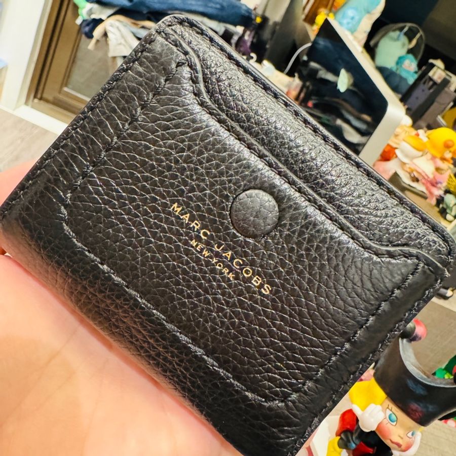 MARC JACOBS 經典黑色荔枝紋牛皮短夾-0