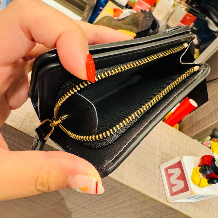 MARC JACOBS 經典黑色荔枝紋牛皮短夾-2