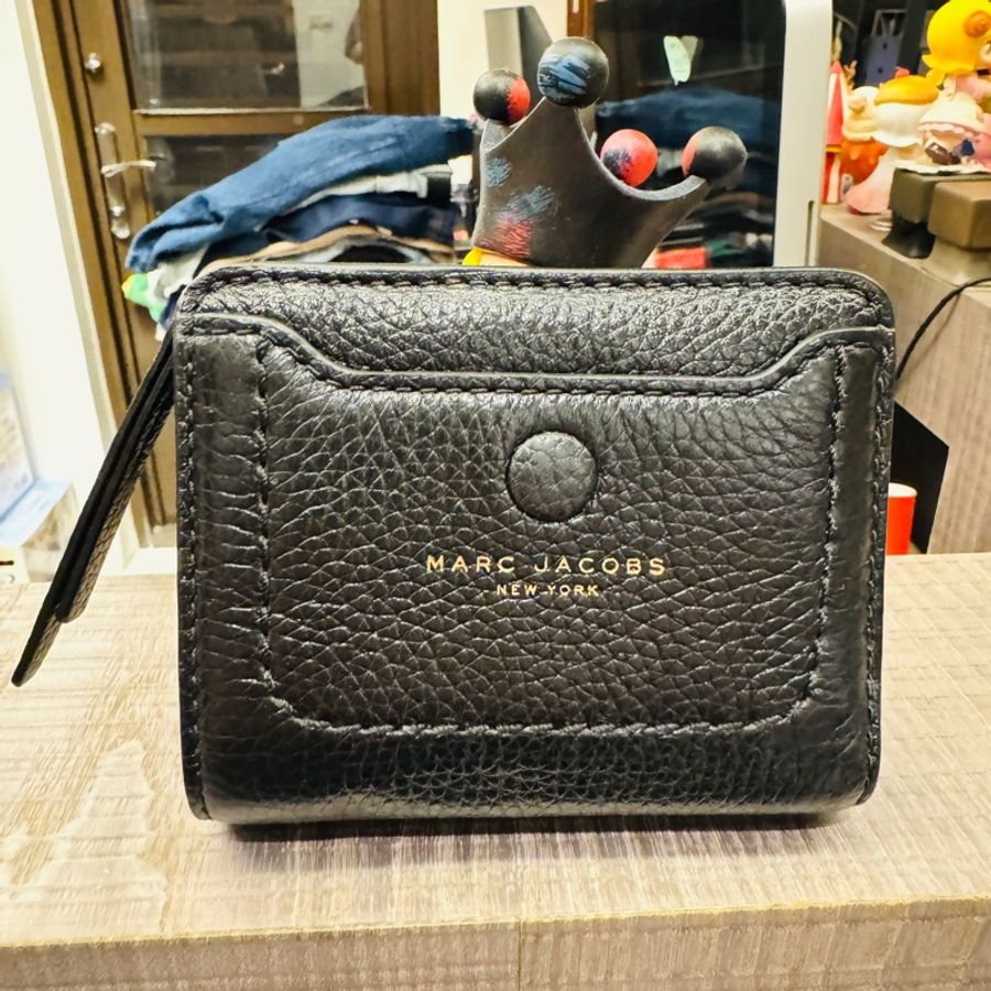 MARC JACOBS 經典黑色荔枝紋牛皮短夾-6
