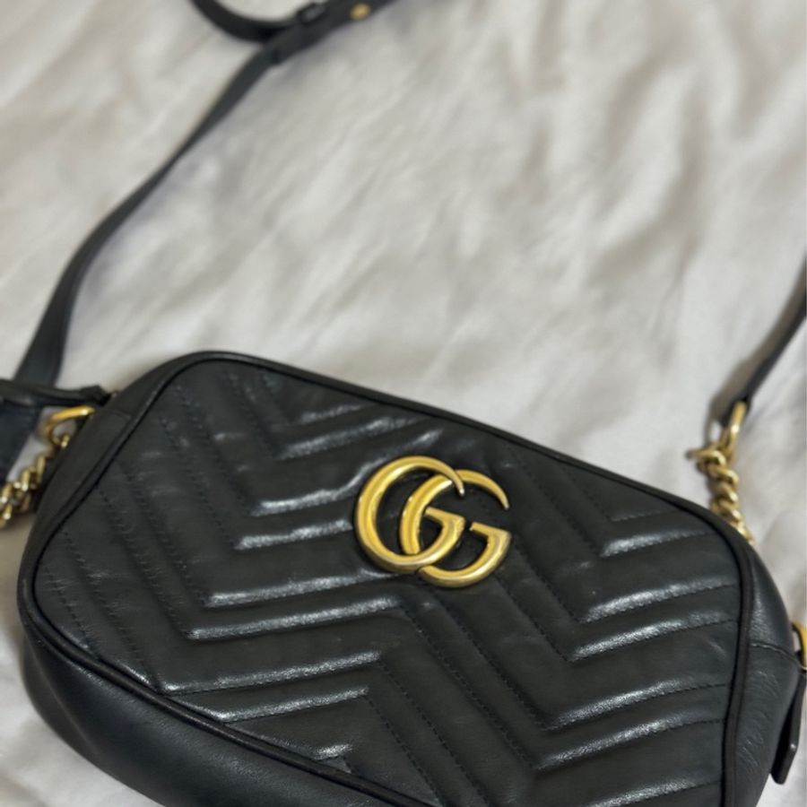 GUCCI Marmont縫線牛皮金屬GG LOGO斜背相機包-0