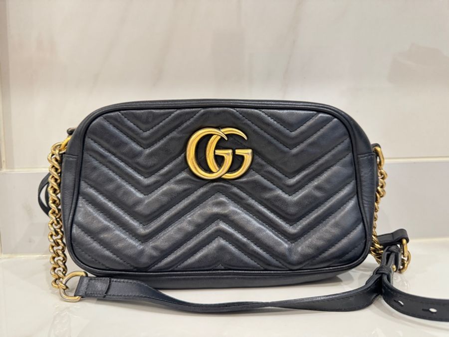 GUCCI Marmont縫線牛皮金屬GG LOGO斜背相機包-0