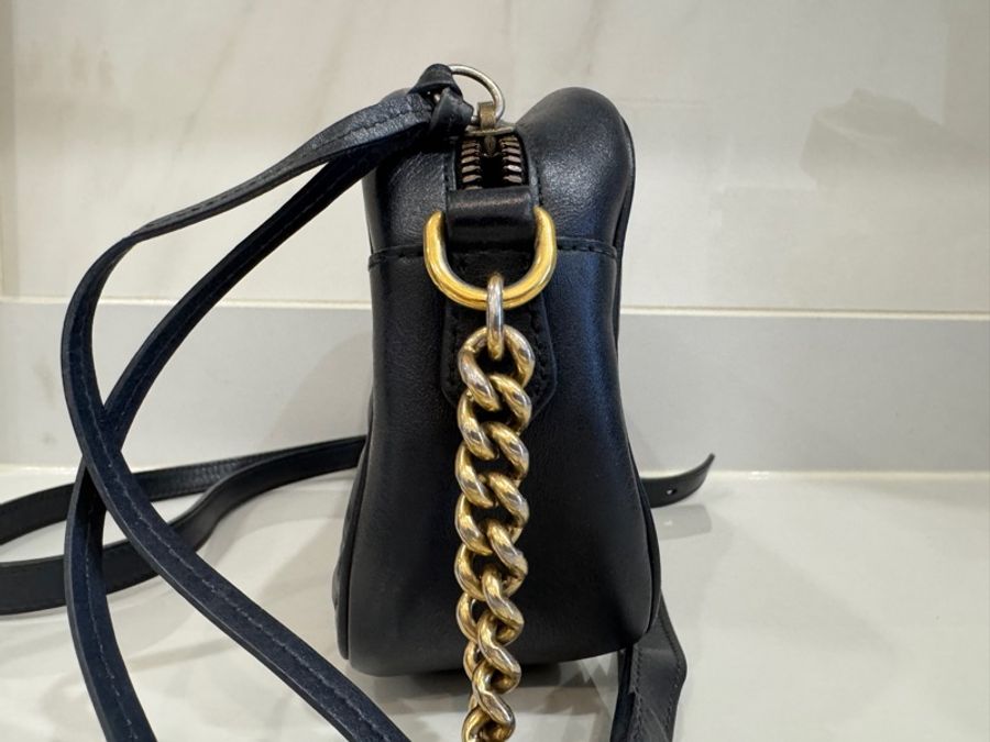 GUCCI Marmont縫線牛皮金屬GG LOGO斜背相機包-1