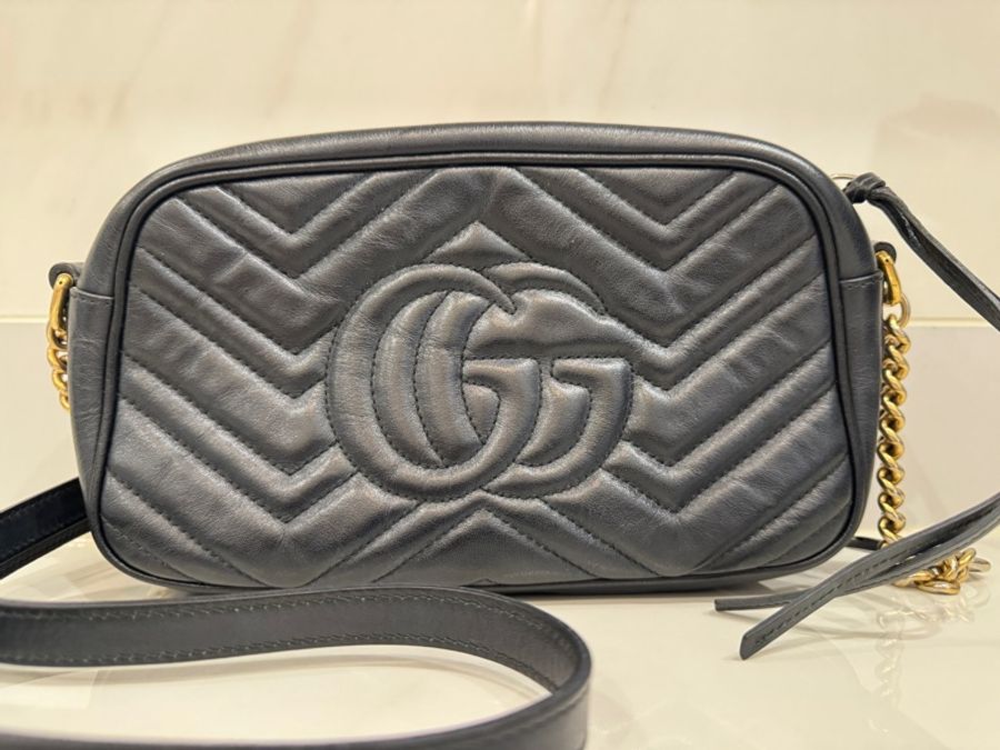 GUCCI Marmont縫線牛皮金屬GG LOGO斜背相機包-2