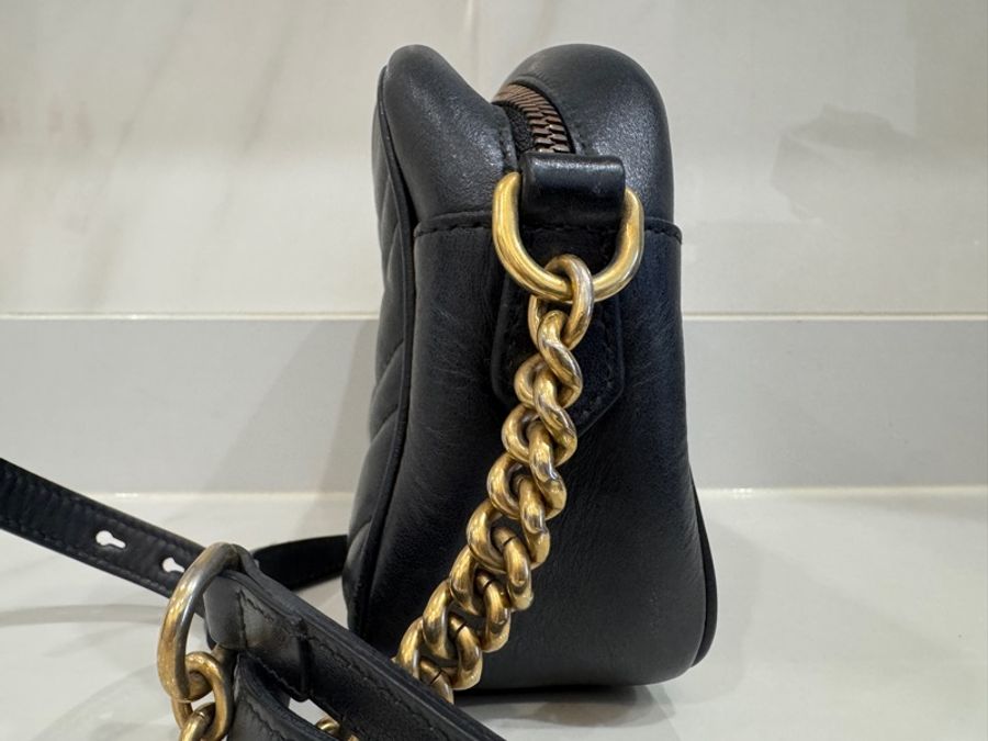 GUCCI Marmont縫線牛皮金屬GG LOGO斜背相機包-3