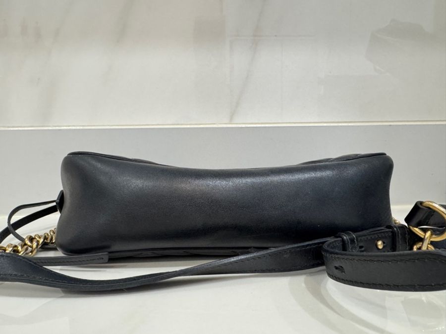 GUCCI Marmont縫線牛皮金屬GG LOGO斜背相機包-4