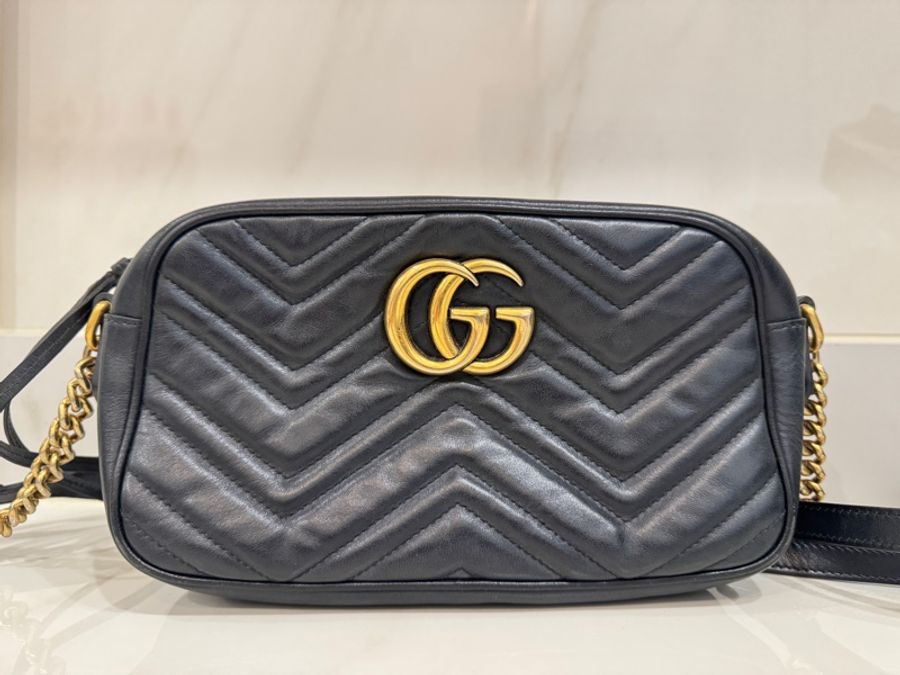 GUCCI Marmont縫線牛皮金屬GG LOGO斜背相機包-5
