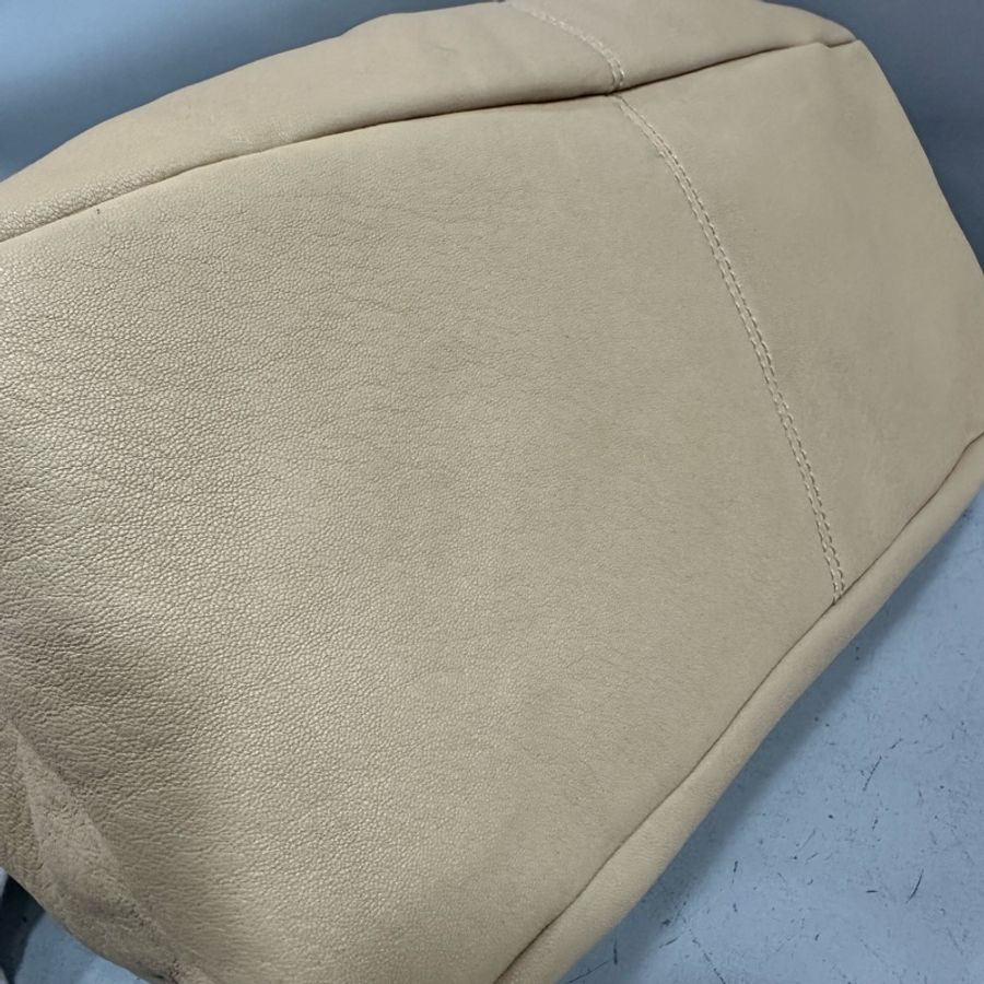 ferragamo 奶茶色蝴蝶結肩背手提包-16