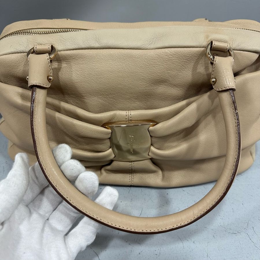 ferragamo 奶茶色蝴蝶結肩背手提包-31