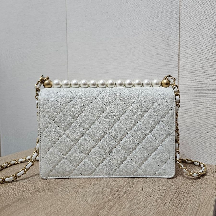 [珍珠控香奈兒❣️絕版品] Chanel白荔枝皮霧金釦珍珠肩斜背包-1