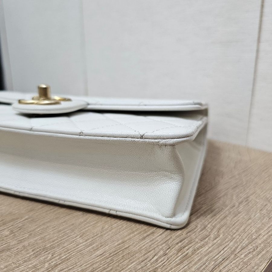 [珍珠控香奈兒❣️絕版品] Chanel白荔枝皮霧金釦珍珠肩斜背包-10