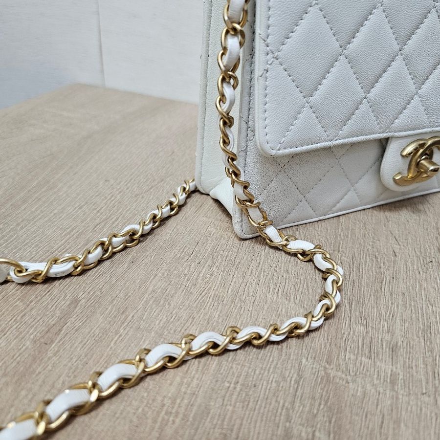 [珍珠控香奈兒❣️絕版品] Chanel白荔枝皮霧金釦珍珠肩斜背包-14