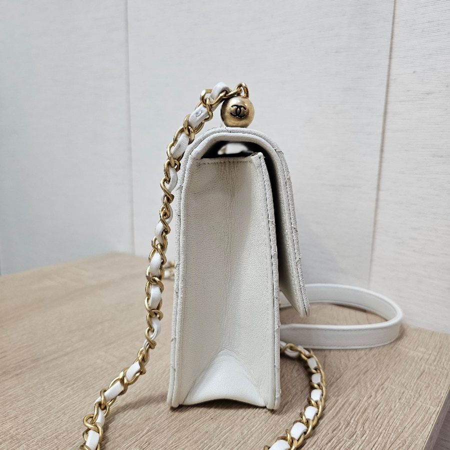 [珍珠控香奈兒❣️絕版品] Chanel白荔枝皮霧金釦珍珠肩斜背包-23
