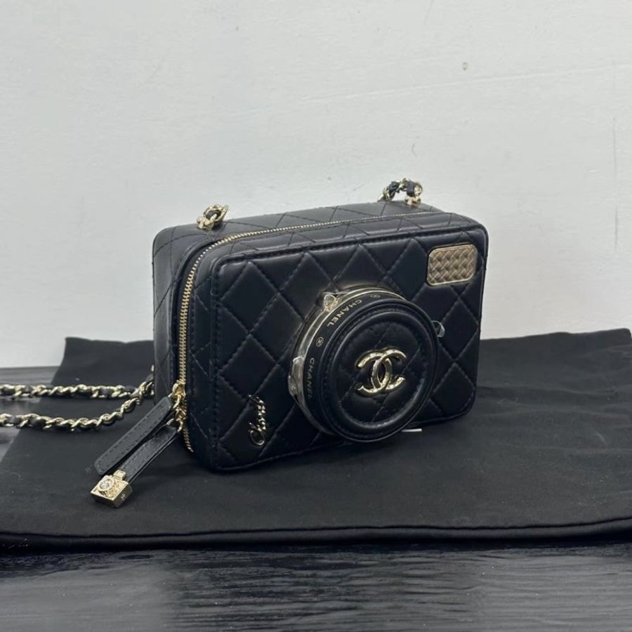 CHANEL 24s秀款黑金菱格鏡子相機包 16*11*6 全新閒置配件塵袋-1