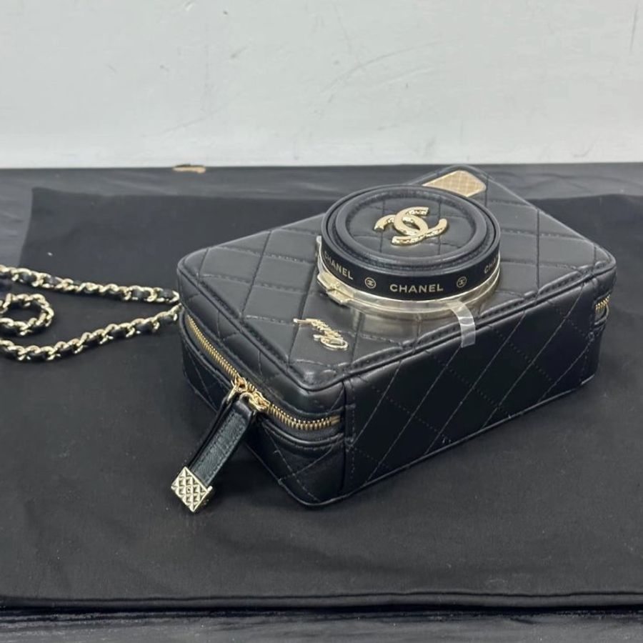 CHANEL 24s秀款黑金菱格鏡子相機包 16*11*6 全新閒置配件塵袋-2