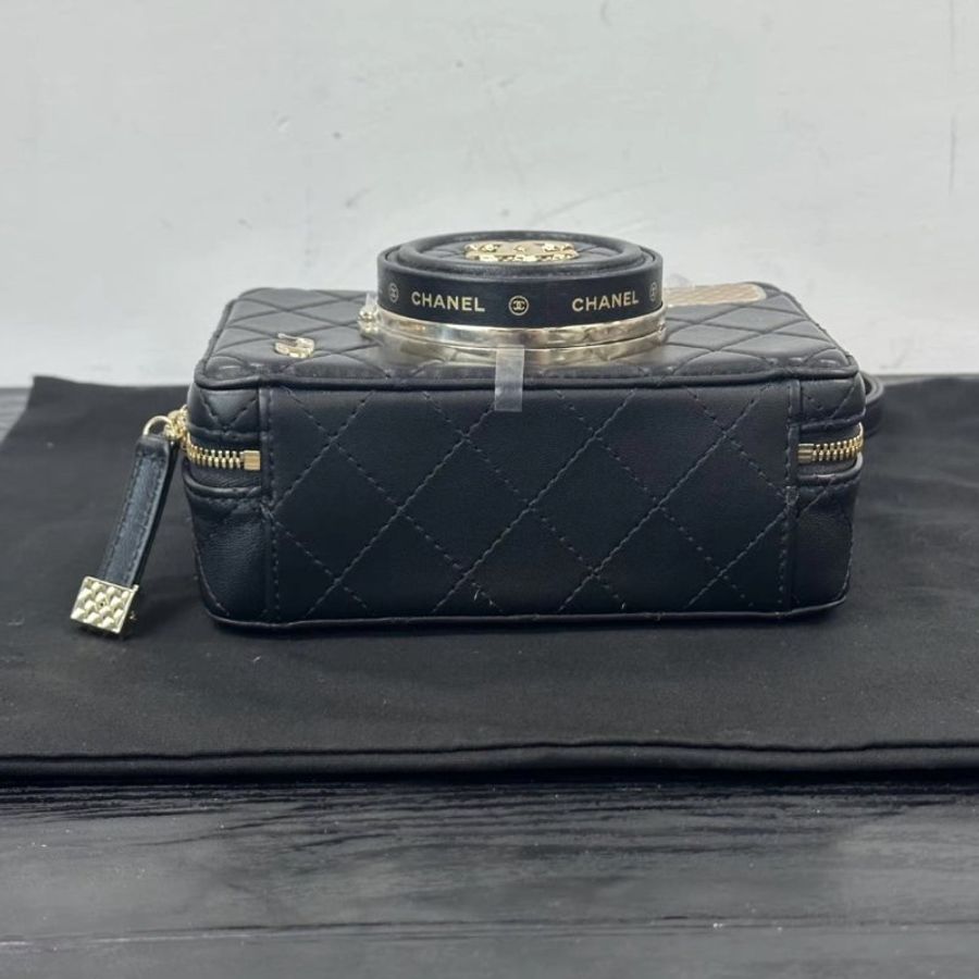 CHANEL 24s秀款黑金菱格鏡子相機包 16*11*6 全新閒置配件塵袋-3