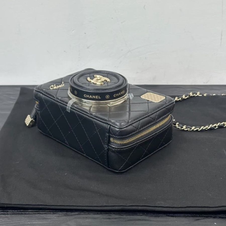 CHANEL 24s秀款黑金菱格鏡子相機包 16*11*6 全新閒置配件塵袋-4