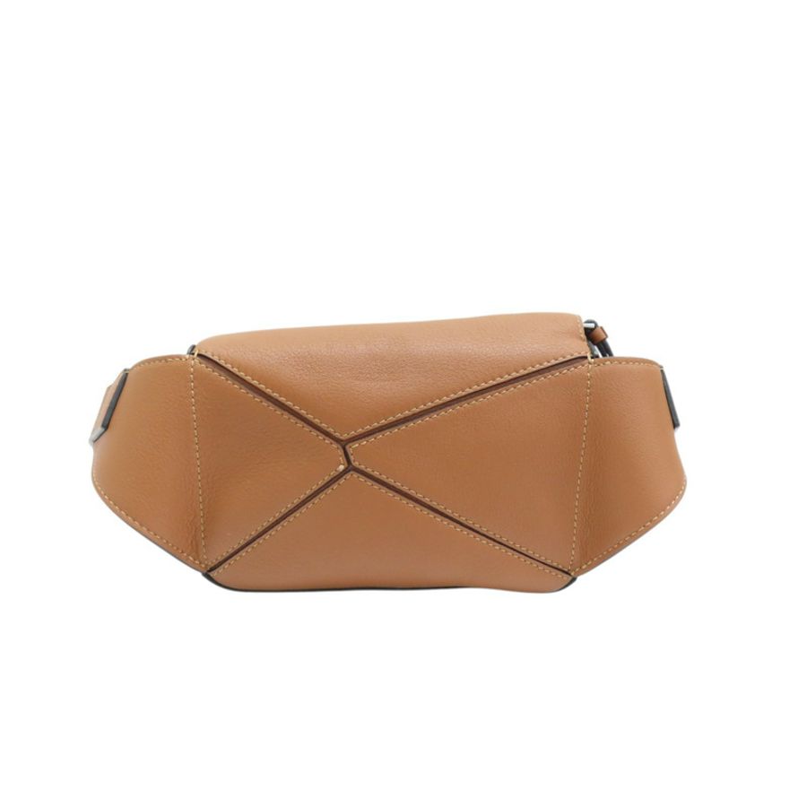棕色 牛皮 Mini Puzzle Bumbag 斜背包【LOEWE 羅威】 B510EB1-1