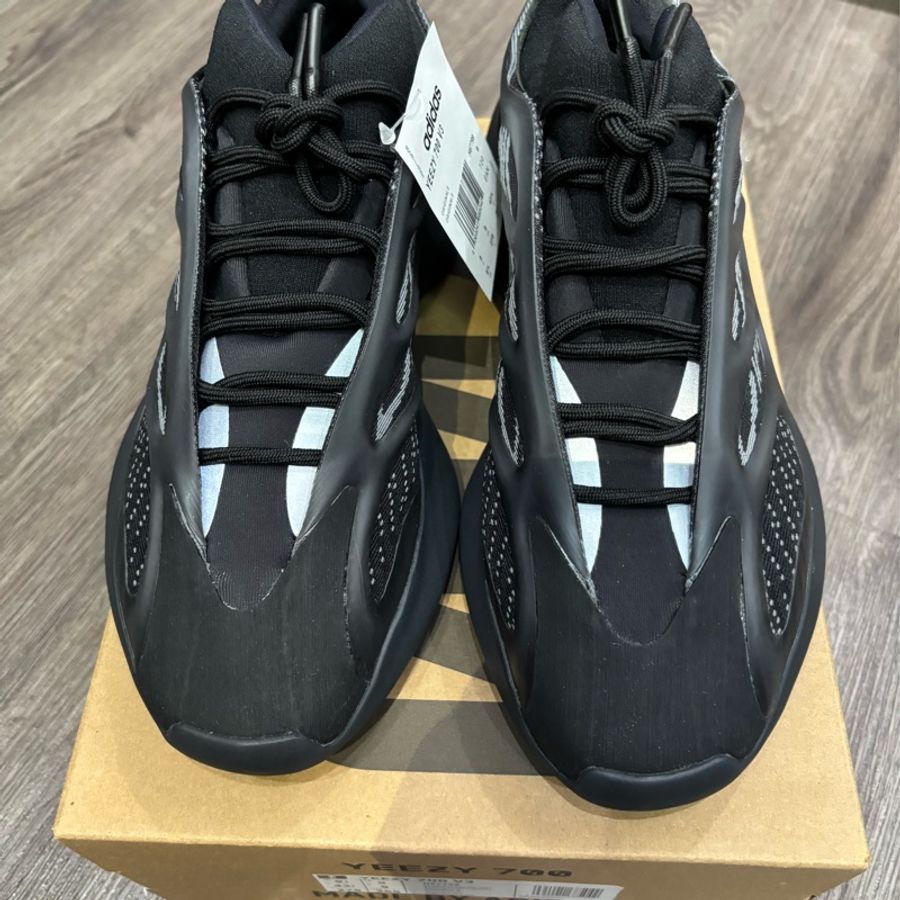 adidas 700 v3  夜光黑武士-0