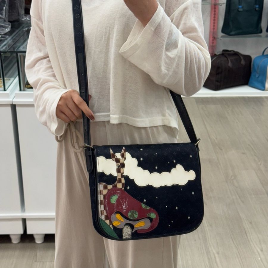 Louis Vuitton 限量款童話系列 黑色緞面斜背包-1