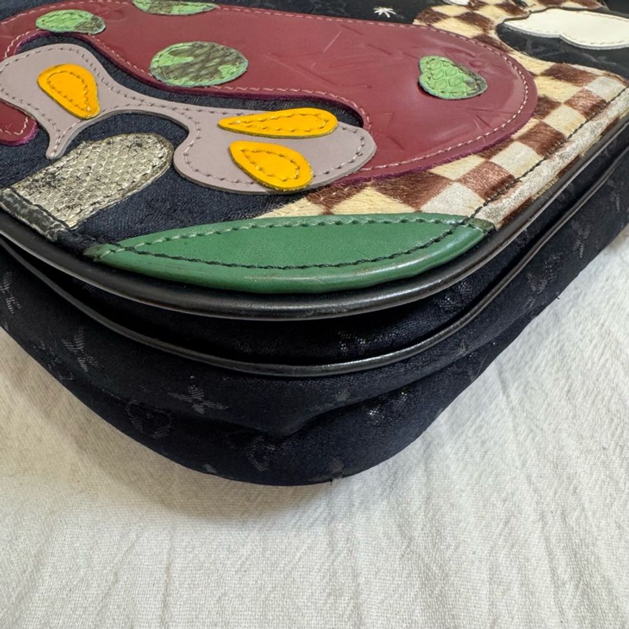 Louis Vuitton 限量款童話系列 黑色緞面斜背包-9