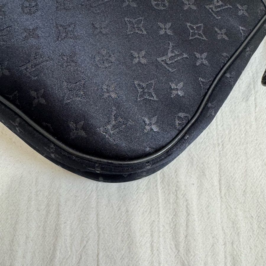 Louis Vuitton 限量款童話系列 黑色緞面斜背包-11