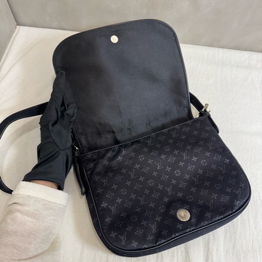 Louis Vuitton 限量款童話系列 黑色緞面斜背包-12