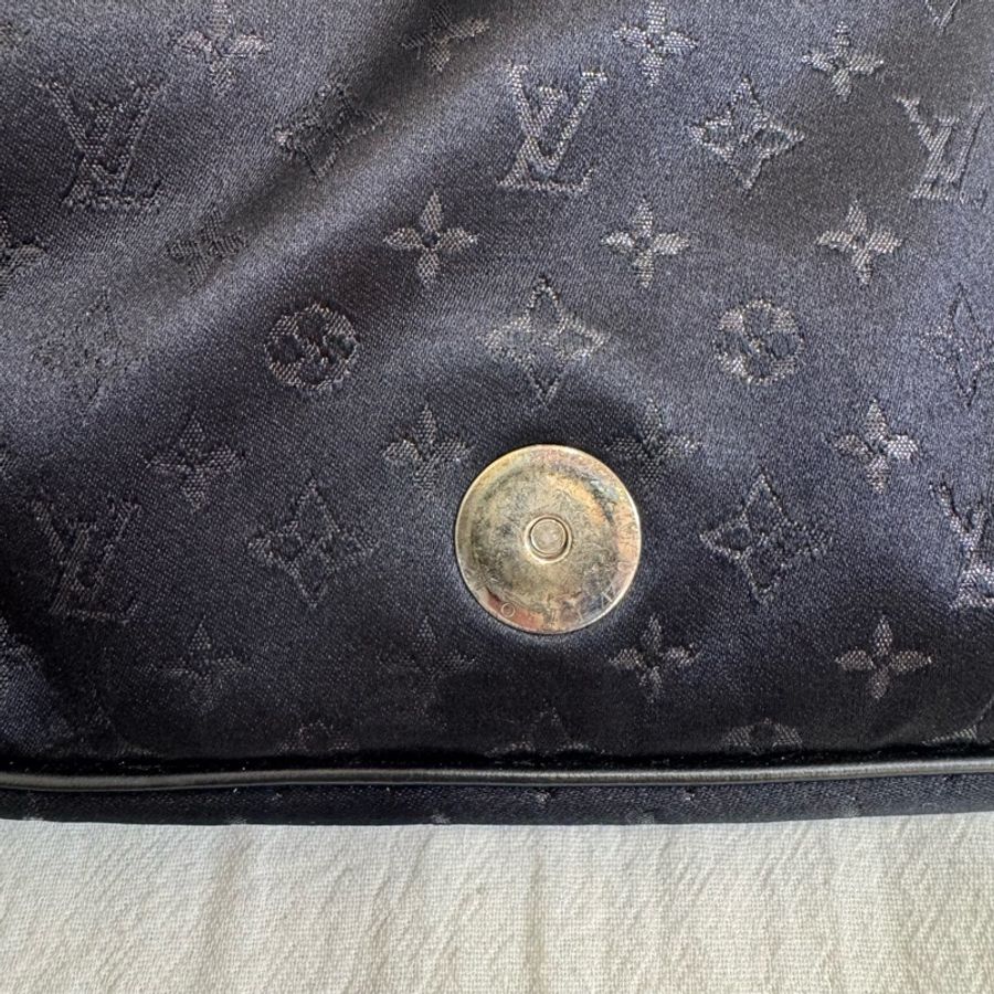 Louis Vuitton 限量款童話系列 黑色緞面斜背包-15