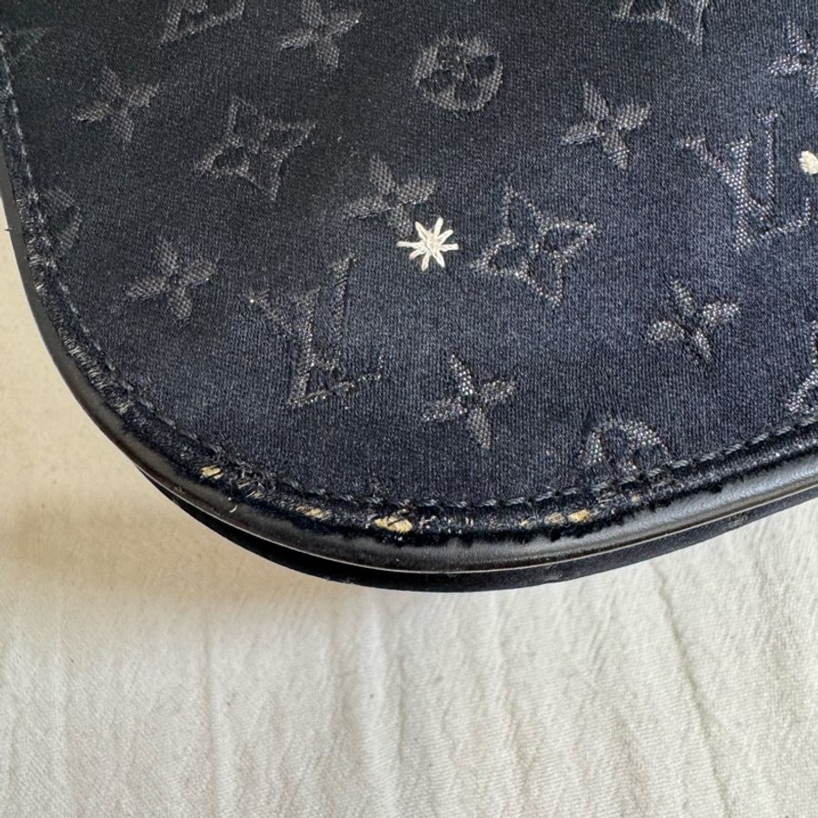 Louis Vuitton 限量款童話系列 黑色緞面斜背包-17