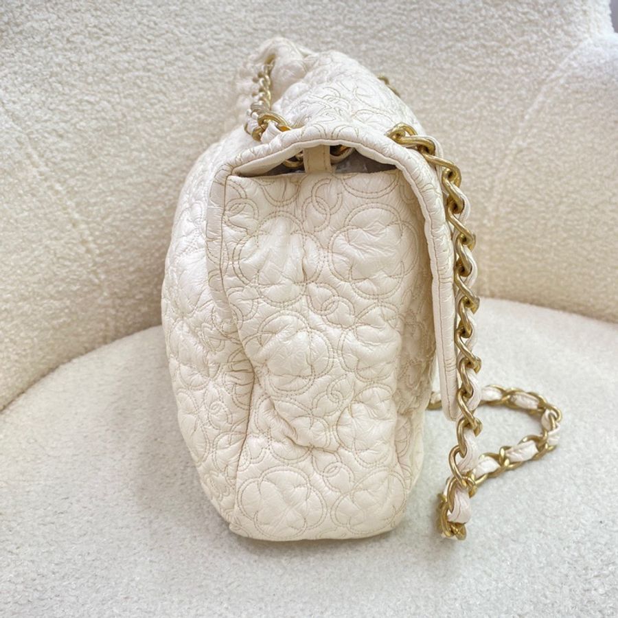 Chanel /香奈兒 vintage浮雕南瓜機場包 軟軟亮亮的油蜡皮質 超有質感 奶白色很耀眼 時髦又好看 日常凹造型妥妥滴 鐳射12開-4