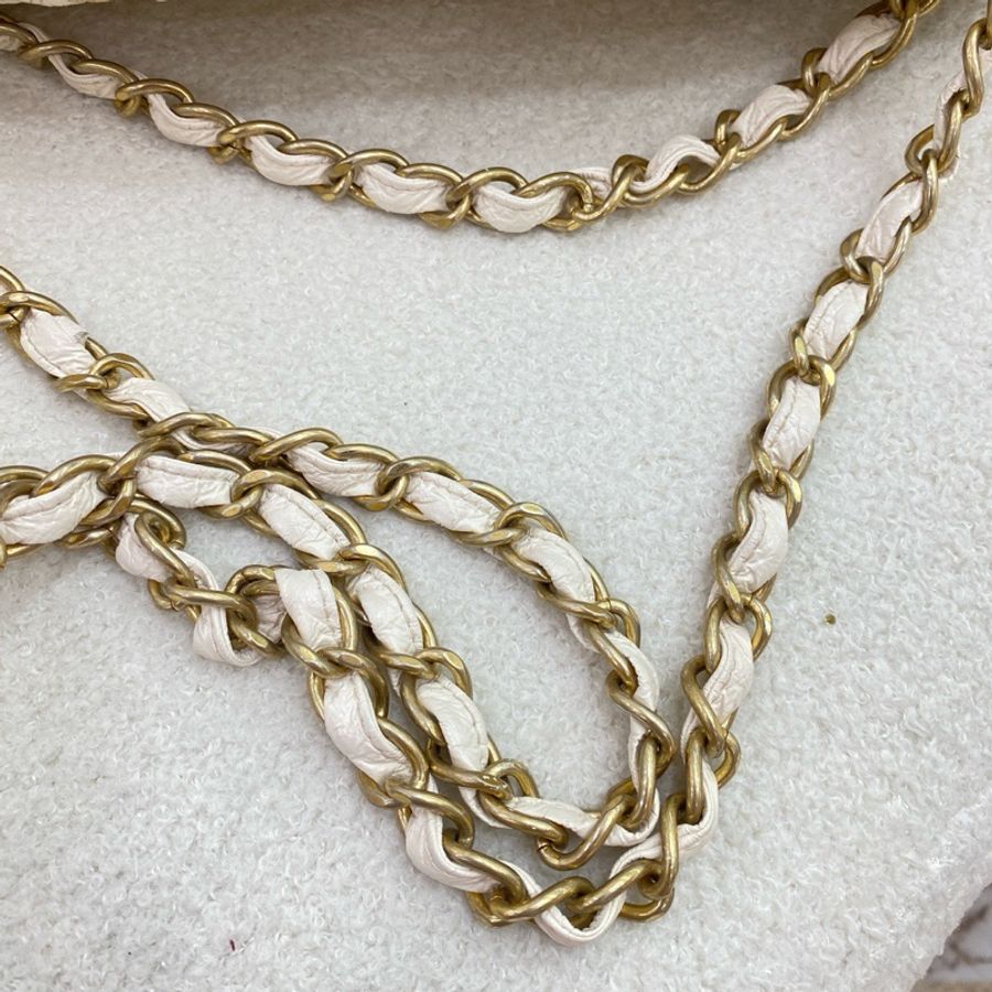 Chanel /香奈兒 vintage浮雕南瓜機場包 軟軟亮亮的油蜡皮質 超有質感 奶白色很耀眼 時髦又好看 日常凹造型妥妥滴 鐳射12開-5