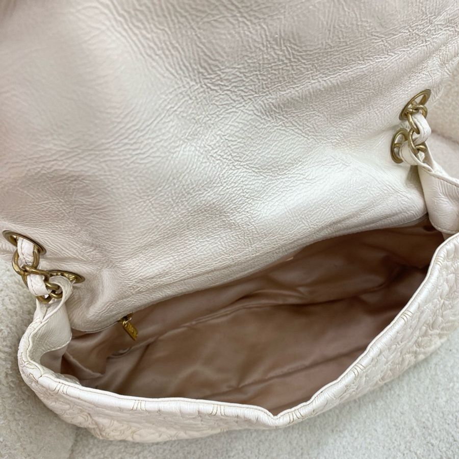 Chanel /香奈兒 vintage浮雕南瓜機場包 軟軟亮亮的油蜡皮質 超有質感 奶白色很耀眼 時髦又好看 日常凹造型妥妥滴 鐳射12開-6