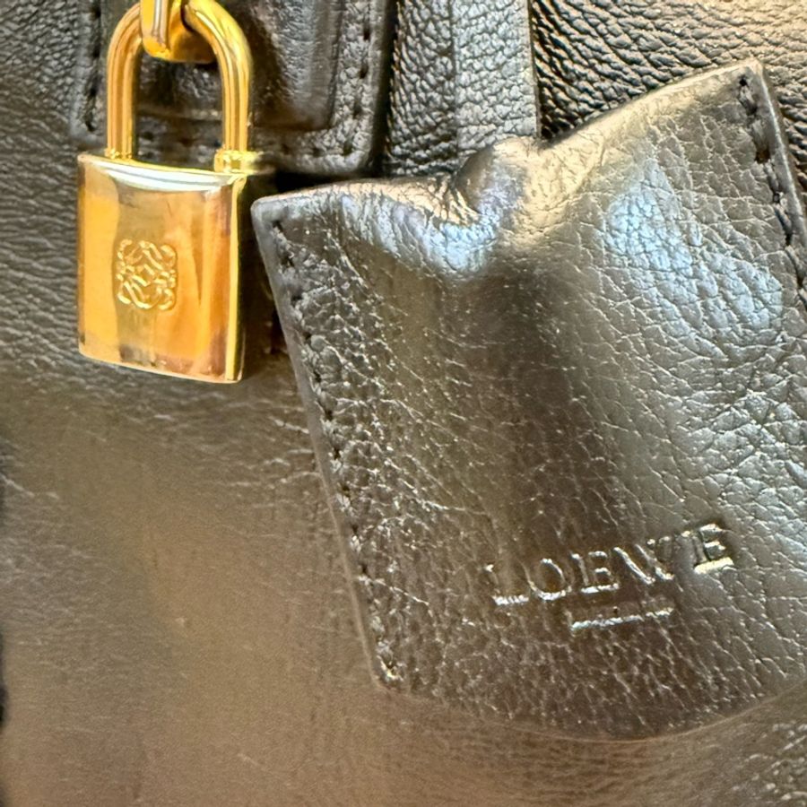 出清特價｜真品 LOEWE AMAZONA 黑色小牛皮包 豆腐包 小方包 枕頭包-32