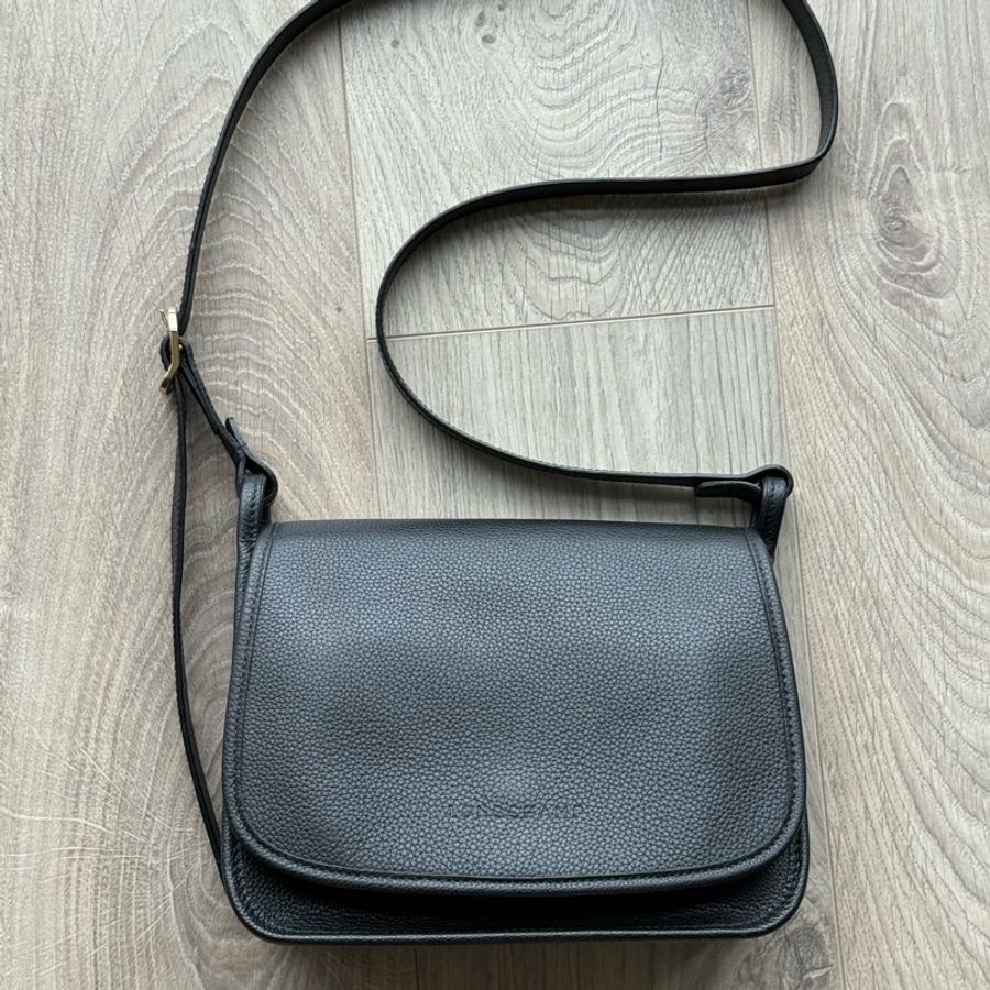 Longchamp LE FOULONNÉ 馬鞍斜背包,已停產的中號尺寸,黑色-0