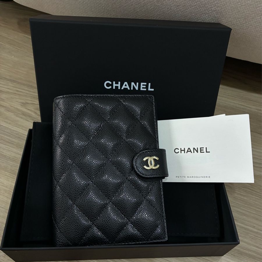 Chanel 經典黑金荔枝牛皮護照夾-0
