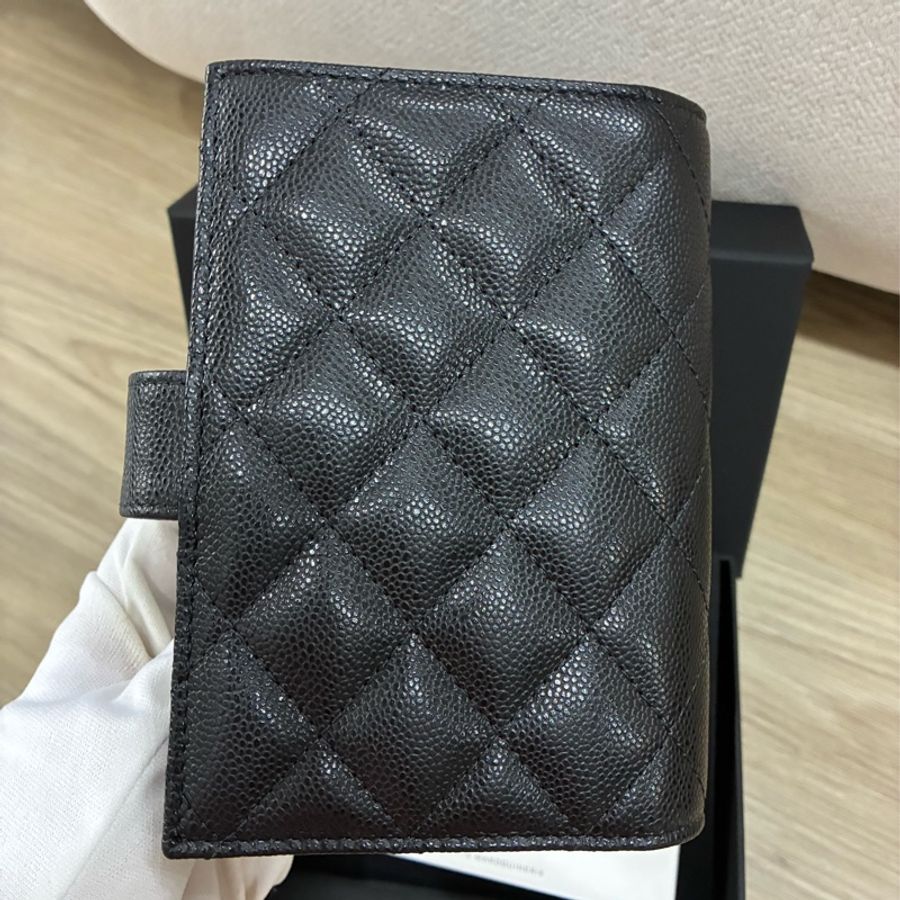 Chanel 經典黑金荔枝牛皮護照夾-2