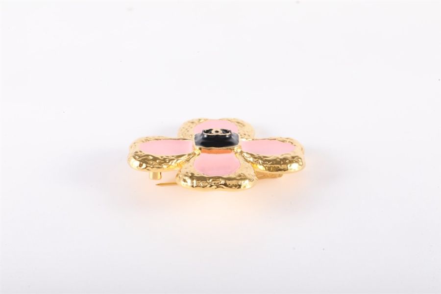 CHANEL(香奈兒) 合金 粉色琺瑯四葉草胸針-1
